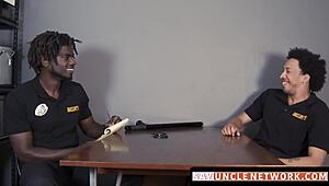 Ей, виждаш ли как мускулестият охранител гол бива чука мъжа след горещ минет?