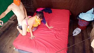Hijastro sumiso asiste a la casa de su madrastra para apoyarla en la realizacion de las tareas del hogar luego el marido de la madrastra tarda en llegar y hacen porno casero