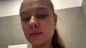 Si kdaj videl ekstremno prstovanje pičke od blizu z analnim čepom v velikem ritu?