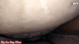 Aduh, sumpah, bagi ranjang sama milf ibu tiri jadi liar banget!