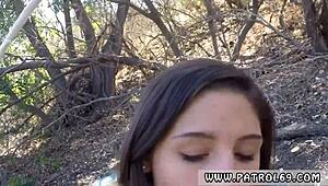 يا رجل، هذه اللاتينية الفتاة تأخذ كريبي شرجي وتمص رجل عجوز مثل محترف!