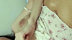 Харесваш ли да гледаш как си развалям тесната бразилска цепка докато показвам страхотните си гърди?