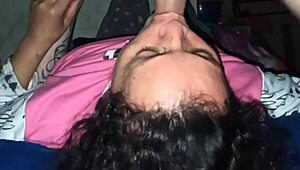 Rijpe milf vindt het geil om lul te zuigen en zwarte kus te geven aan vriend van haar zoon