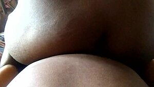 החברה שלי רוכבת עליי חזק עם התחת הגדול הזה, לעזאזל!