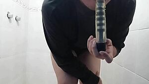 Ik masturbeer in de badkamer met een vibrator deel 1