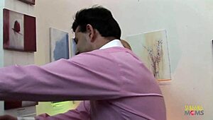 금발 여자가 세게 박힌 후 좆 빨고 싶어해