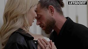 בלייק בלוסום החזה מתפוצץ נדפקת עמוק על ידי הבוס עם הזין הגדול במשרד פרוע