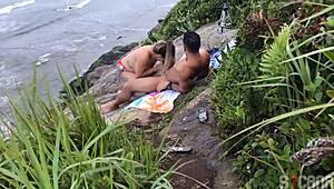 Tizio scopa bionda rovente in spiaggia