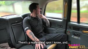 Разговорлива фалшива шофьорка на такси гълта товара на ченгето в колата