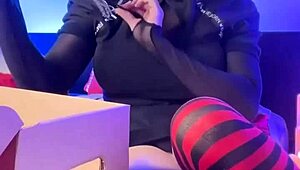 いたずら好きのMavis、えっと、おもちゃボックス見つけてソロで遊んじゃった。