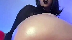 Zlobivá Mavis našla krabici s hračkami na sólo zábavu