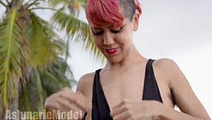 Волосатая крошка в микро-бикини светит прелестями на публике.