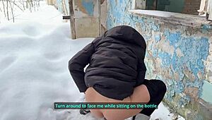 Бутилка в задника на млада 18+ кучка по време на див секс навън.