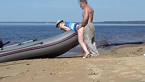 Touriste coquine, envie de jouer avec le batelier ?