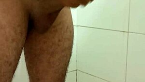 Aku lancap kontol besar aku solo