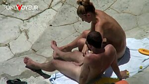 คู่รักหนุ่มสาว 18+ ชอบซุกซนบนหาดหินในที่สาธารณะ