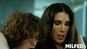 Mamma Matura e Figlio Acquisito Non Riescono a Tenere le Mani a Posto in un'Azione Anime Selvaggia