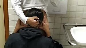 Dostala som úžasný blowjob od chlapa v handicapovanej toalete