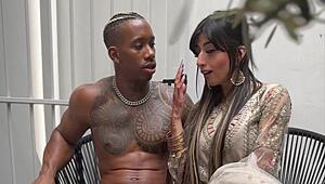 Faire des TikToks avec une influenceuse musulmane avant Eid se transforme en baise sauvage en chambre !