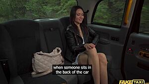 Fake Taxi bemutatja Kristina Grace-t, a szűk orosz elváltat gyors kültéri akcióban