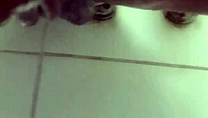Pajeandome con Mi Consolador en la Ducha para Sexo Gay Anal