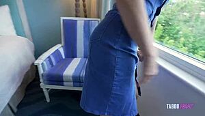 ฉันนอนเตียงเดียวกับแม่เลี้ยงตอนไปเที่ยว อาจจะมีเรื่องเสียวๆ