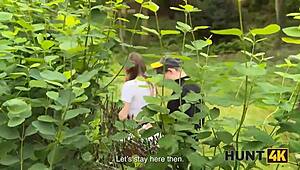 Wow, denne jegeren knuller hardt i naturen for Hunt4k POV!