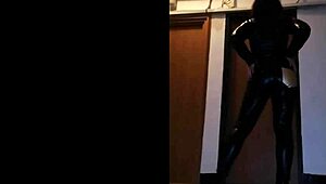 i'm the latex goddess diva in this femdom scene