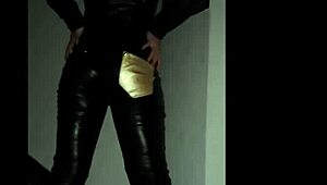 i'm the latex goddess diva in this femdom scene