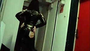 i'm the latex goddess diva in this femdom scene