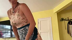 Bisa nggak ibu tiri perbaiki kecemasan anak tiri dengan temen-temen nonton deket-deket?