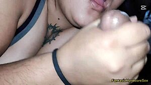 Viéndonos TikToks con mi amiga comparando tetas ¡me corro en las suyas!