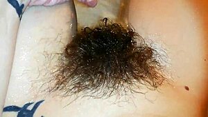 شعر كثيف تحت الماء في فيديو فتيش كس شعر كثيف! غوص في بدعة كبيرة عن قرب!