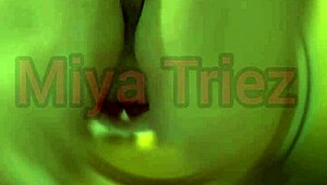 Miya Triez fa uno spogliarello caldo per i fan