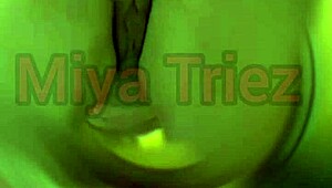 Miya Triez fa uno spogliarello caldo per i fan