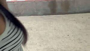 Metendo na magrinha culona Linda enquanto ela fala pro namorado coitado.