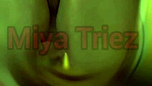 Miya Triez hayranları için sıcak striptiz yapıyor