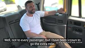 Йо, получавам безплатно ебане в женско фалшиво такси!