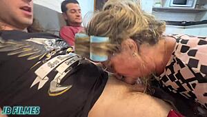 Santai Aja Temenku DOUBLE TEAM Bokong Nenekku Liar. Milf Pirang Naik Keras Frenzy Antar Ras