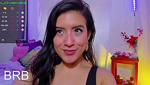 Colombian babe shakes her sweet big ass on webcam