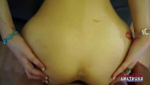 A vékony szőke Raelyn punciját szétbaszva nyeli le a spermát