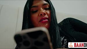 Η Κολομβιανή συγκάτοικος με γεμίζει με παχύ πούτσο