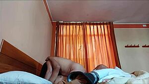 ώριμος άντρας ξεγελάει νεαρή λατίνα σύζυγο 18+ σε άβαφο σεξ στο κρεβάτι