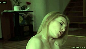 Hey, Amber A von TheLifeErotic fingert ihre Fotze solo! 🔥