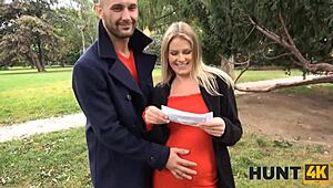 Ей, гледай тази бременна блондинка в червено как я чукат за пари!