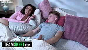  Két Mostohanővér Harcol Perverz Vágyukért Ugyanazért a Férfiért Vad Négyes Análban