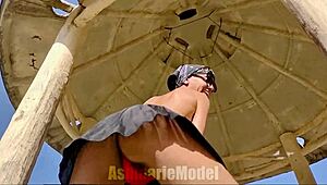 Wer guckt dieser Latina zu, wie sie oben ohne in der Öffentlichkeit tanzt mit sexy Füßen?