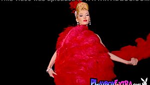 Milf magra tettona bionda Miranda si spoglia in costume burlesque da troia