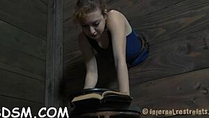 معاملة فاسدة لكس الفتيات في جلسة قيود ضيقة