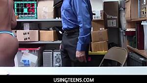 Arie Faye polis memurunun sikini bindirip zıplıyor